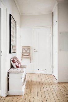 Светли стени в коридора