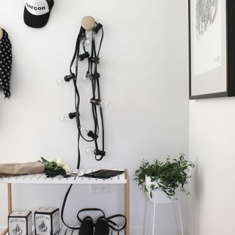 Бели стени в коридора