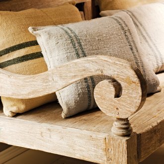 Дървени мебели в коридора в къщата