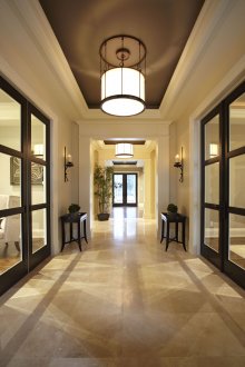 Минималистична зала в селска къща