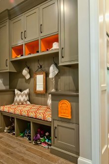 Бял и сив коридор в селска къща