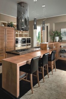 Модерна кухня в италиански стил с бар за закуска