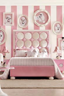 Table decoration with a pink napkin