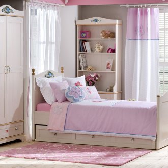 Nurseri dengan aksen merah jambu di pedalaman