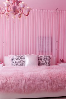 Bilik tidur merah jambu yang terang