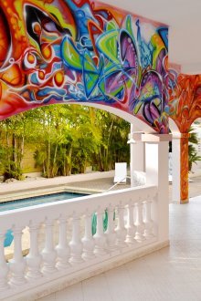 Необичайни графити в интериора на къщата