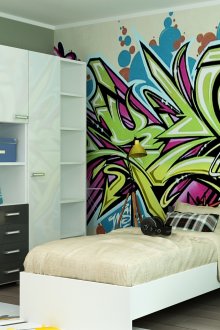 Ярки графити в стая за тийнейджър