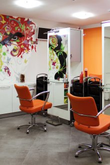 Ярка картина на стената в интериора