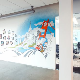 Ярка картина на стената в интериора