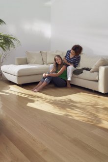 Линолеум под светло дърво в хола