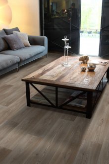 Линолеум под дърво taupe във всекидневната