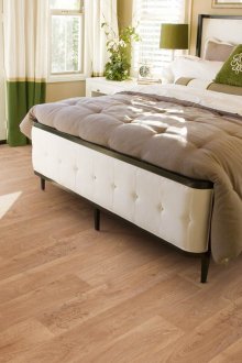 Светлокафяв линолеум с модел в спалнята