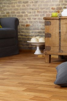 Линолеум под различни нюанси на дърво в апартамента