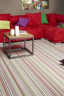 Необичаен линолеум с ярки ивици