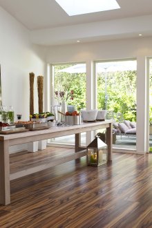 Красив линолеум с тъмни петна