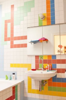 Susun atur standard dengan bermain bunga di dalam jubin