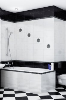 Meletakkan dengan jubin hitam dan putih rombus di bilik mandi