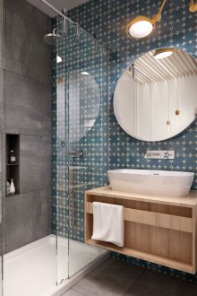 Gentian kelabu dan jubin berpola di bilik mandi