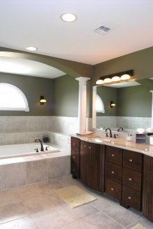 Meletakkan jubin di bilik mandi menggunakan teknik panel dinding