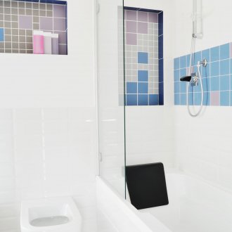 Tempat berwarna terang di pedalaman bilik mandi