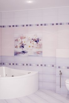 Pastel lilac dan ubin merah jambu di bilik mandi