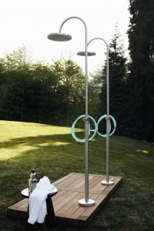 Два душа на дървена основа