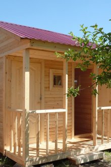 Малка сграда, в която можете да поставите душ и да поставите инструменти