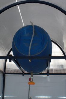 Резервоар за вода вътре в душа на парцела