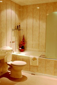 Кремово златист дизайн на баня с PVC панели