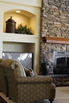 Камина на камината с голям декоративен камък