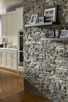 Сив декоративен камък в интериора