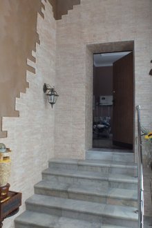 Излезте към коридора, украсен с декоративен камък