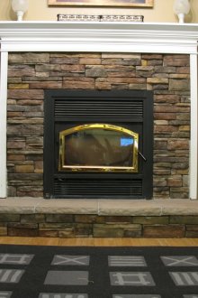 Камина, декорирана с декоративен камък