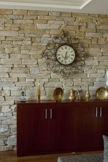 Каменна стена декорация в хола