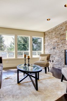 Стенна декорация в хола с кафяв декоративен камък