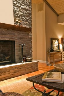 Камина на камината с декоративен сив камък в хола