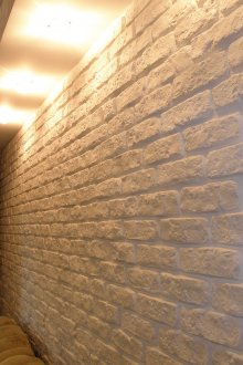 Тухлен декоративен камък на стената на апартамента