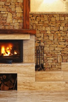 Декоративен камък в облицовката на стената вътре в къщата