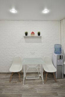 Бял декоративен камък под тухла в кухнята