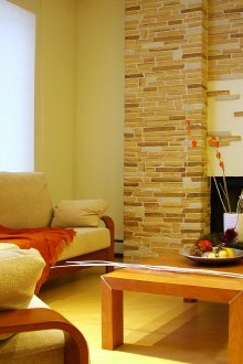 Декоративен камък на стената над камината