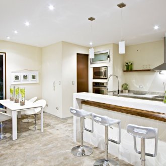 Бели полукръгли столове в кухнята