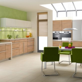 Зелени столове в просторна кухня