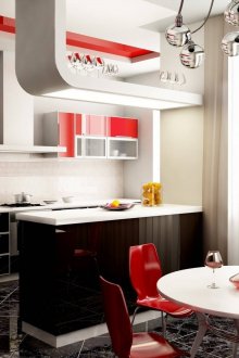 Червени пластмасови столове в кухнята