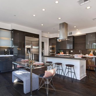 Метални модерни трапезарни столове