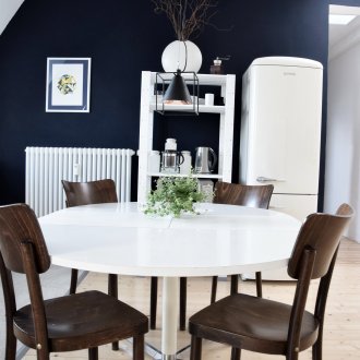 Кафяви дървени кухненски столове