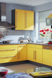 Жълта и сива кухня