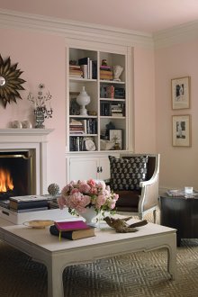 Комбинация от розово, сиво и кафяво в хола