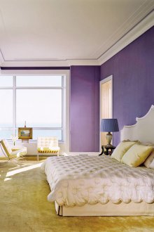 Виолетова бяла спалня