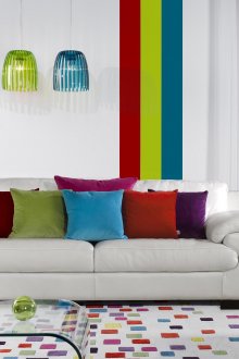 Бяла всекидневна с живи цветови детайли