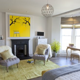 Жълти, сиви и бели цветове в спалнята.